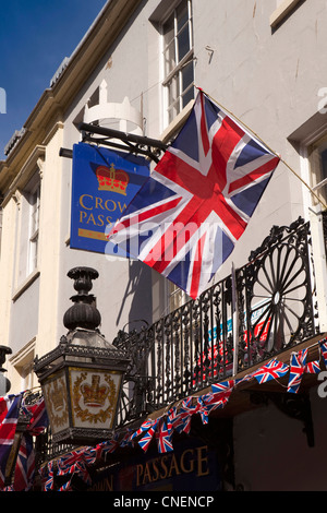 Royaume-uni, Angleterre, Worcester, Worcestershire, rue Large Union Jack drapeaux flottants sur le balcon de l'Hôtel de la Couronne Banque D'Images