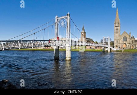 Greig Street pont suspendu traverse la rivière Ness à Inverness avec l'Église libre (à droite) et l'ancienne église haute (à gauche). Banque D'Images