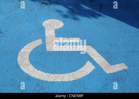 Panneau blanc de place de stationnement pour personnes handicapées Banque D'Images