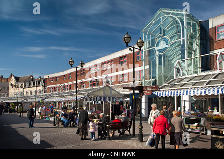 Royaume-uni, Angleterre, Worcestershire, Worcester, Crowngate développement commercial donnant sur la Place du Marché Banque D'Images