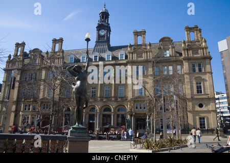 Leeds West Yorkshire Angleterre Nymphe Statue devant l'ancien bâtiment du bureau de poste, dans la ville Banque D'Images