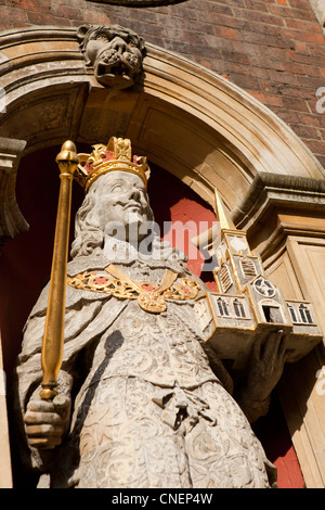 Royaume-uni, Angleterre, Worcestershire, Worcester, High Street, Castle Statue du Roi Charles I sur façade Banque D'Images