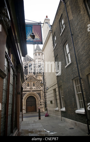 Le Soleil Levant Public House et Saint-Bartholomew-The Grande Église près de Smithfields, City of London, UK Banque D'Images