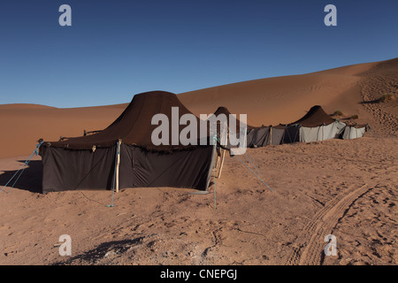 Tentes berbères nomades traditionnels réalisés à partir de tissus de poil de chameau, Maroc Banque D'Images