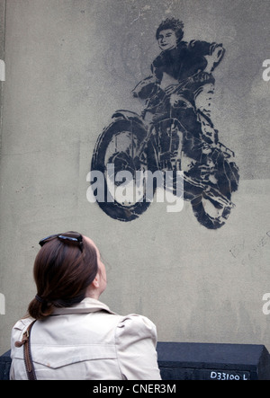 Nouveaux travaux de l'artiste de rue Bambi montre reine en tant que biker, Islington, Londres Banque D'Images