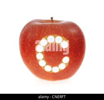 Pomme Rouge avec vitamine c comp sur fond blanc - concept de santé Banque D'Images