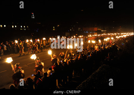 Jusqu'Helly Aa festival en Lewrwick, îles Shetland. Jusqu'à deux mille hommes prennent part à la Viking fire festival. Banque D'Images