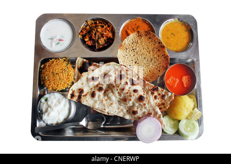 Repas plaque traditionnelle du nord de l'Inde ou le déjeuner avec roti, biryani, curry et la soupe. Banque D'Images