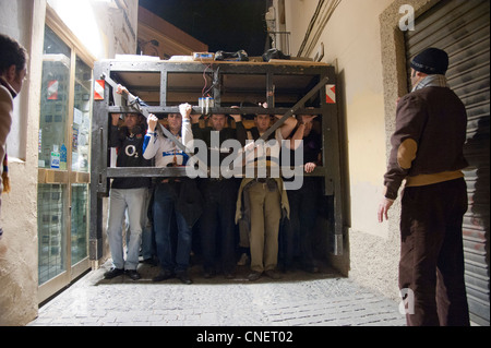 L'exercice pratique de jeunes hommes flottent par Jerez qui contiendra des statues de saints au cours de processions de Pâques Banque D'Images