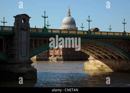 Southwark Bridge et la Cathédrale St Paul de Londres Angleterre Royaume-uni dome Banque D'Images