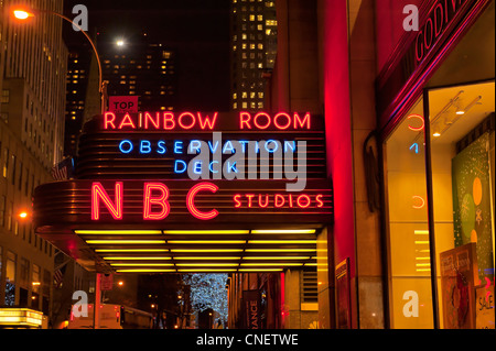 En Néon le 30 Rockefeller Center, avec dépassement d'entrée NBC Studios, Rainbow Room, et plate-forme d'observation, Paris 2012 Banque D'Images