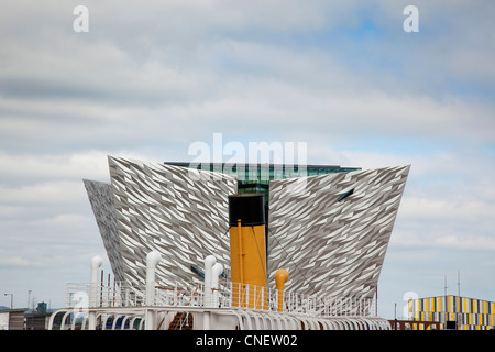 L'Irlande du Nord, Belfast, Titanic, trimestre, le centre d'accueil conçu par Civic Arts & R Eric Kuhne, avec entonnoir de SS Nomadic. Banque D'Images