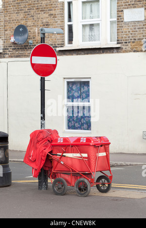 Postman's red trolley, London, UK Banque D'Images