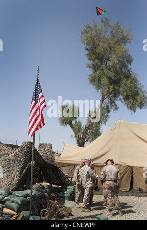 Le Colonel Roger Turner, commandant de l'équipe de combat régimentaire 5, rencontre les Marines du 2e Bataillon, 9e Régiment de Marine, ici, le 4 avril 2012. Turner et des membres de son personnel ont visité Marines à bord de la base de patrouille de Beyrouth lors d’un récent voyage dans plusieurs avant-postes de combat du district de Marjah dans la province d’Helmand. Banque D'Images