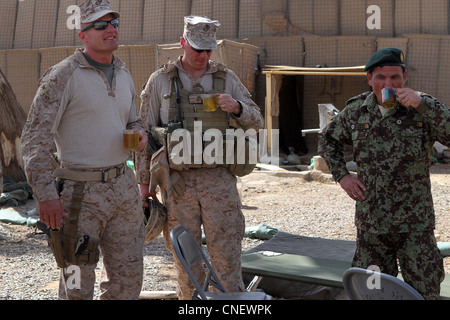 (De gauche à droite) le Colonel Marine américain Roger Turner, commandant de l'équipe de combat régimentaire 5, le Lieutenant-colonel Baron Harrison, le Conseiller Brigade RCT-5, officier responsable de l'équipe, et le Colonel afghan de l'Armée nationale Mohammad Sarwar Kushal, le 1er Brigade, 215e officier exécutif du corps, partagent une tasse de thé ici, le 4 avril 2012. Turner et des membres de son personnel ont visité Marines à bord de la base de patrouille de Beyrouth lors d’un récent voyage dans plusieurs avant-postes de combat du district de Marjah dans la province d’Helmand. Banque D'Images