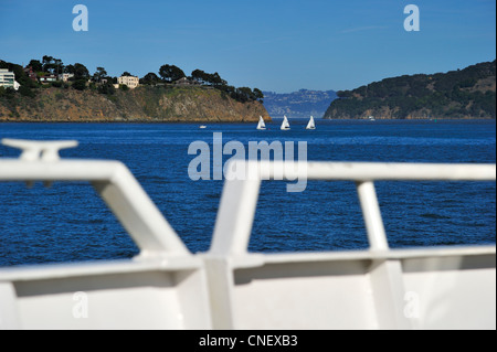 Sur le ferry reliant le port de Sausalito au Ferry Building (en direction de Richmond à l'horizon), San Francisco CA Banque D'Images