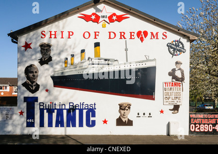 Murale avec les mots « Titanic Built in Belfast » commémorant le Titanic sur la Newtownards Road, Belfast Banque D'Images