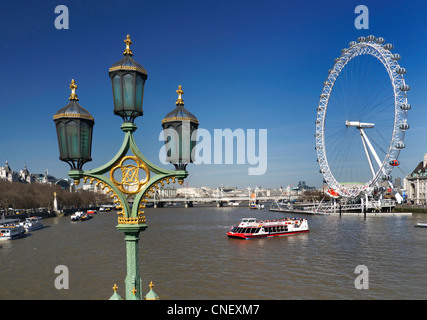 Staycation Westminster Bridge avec London Eye Millennium Wheel et vacances croisière touristique bateau de plaisance River Thames Westminster Londres Banque D'Images