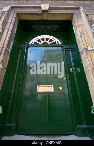 Une imposante porte avant géorgienne vert frais '' Numéro 1 avec raccords en laiton poli England UK Banque D'Images