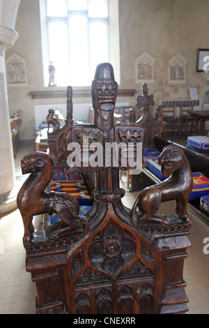 Un banc du 15e siècle montrant fin bêtes héraldiques dans l'église de Ufford, Suffolk Banque D'Images