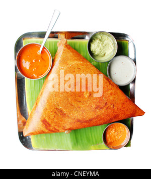 Petit-déjeuner de l'Inde du sud populaires dans dosa brun doré avec 3 types de sambar et chutney Banque D'Images