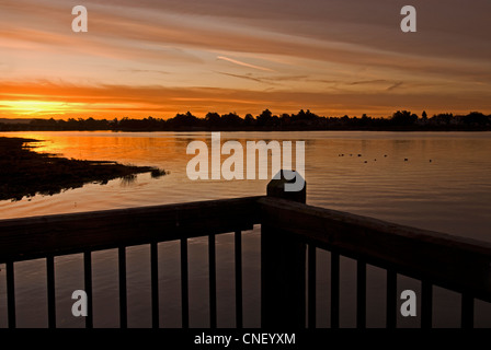 Baie de San Francisco au coucher du soleil comme vu de l'Alameda, Californie Banque D'Images