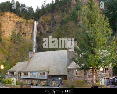 Multnomah Falls Lodge historique de Columbia River Gorge Oregon Banque D'Images