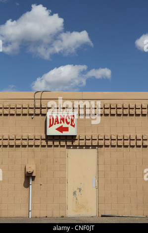 Un panneau 'dance' sur le côté d'un immeuble. Banque D'Images