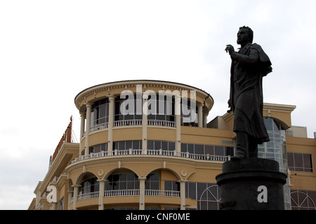 Monument de la poète russe Alexandre Pouchkine dans le contexte du commerce et de l'entertainment centre Pouchkine Banque D'Images