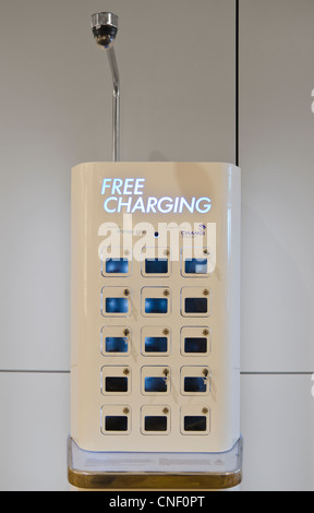 Station de charge de téléphone cellulaire verrouillable avec caméra de sécurité Banque D'Images