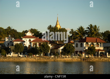 La stupa d'or de Wat Jom Kham s'élève au-dessus du lac de Nung Tung, Kengtung, État de Shan de l'est, Birmanie ( Myanmar ) Banque D'Images