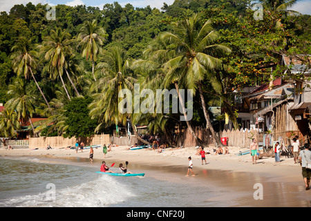 Plage de sable fin et d'hôtels dans la ville de El Nido, un lieu touristique, Palawan, Philippines, Asie Banque D'Images