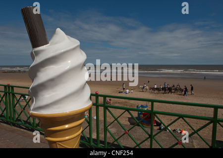 Mablethorpe, promenade en été avec l'âne sur la plage de sable. Le Lincolnshire. England UK Banque D'Images