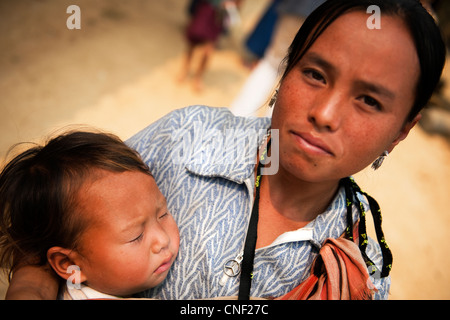 Mère et enfant endormi d'un village près du fleuve Mékong, Laos Banque D'Images