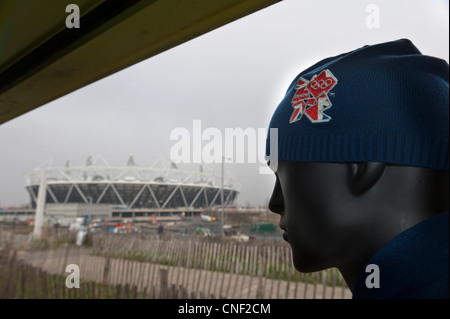 Un shop dummy à l'extérieur du stade olympique de Londres portant un bonnet tricoté officiel olympique 2012 hat Banque D'Images