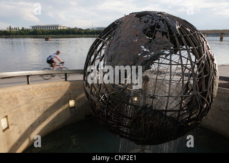 L'entraînement cycliste le long du lac Burley Griffin à Canberra, Australie Banque D'Images