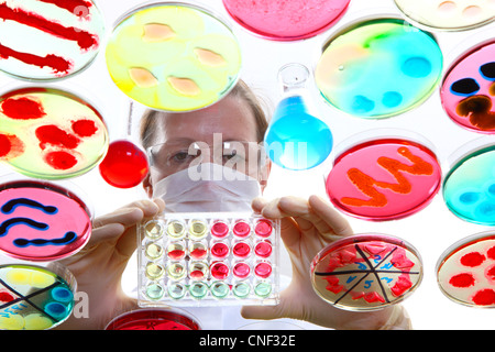 Laboratory, biologique, chimique. L'analyse des cultures de bactéries de plus en plus de bactéries dans des boîtes de pétri. Banque D'Images