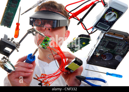 L'électronique, génie électrique, génie informatique. Electronics soudé à un circuit électronique. Banque D'Images