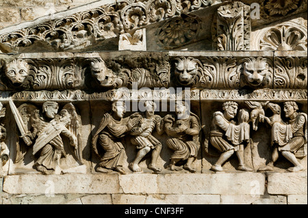 Avant de cathédrale de Nîmes, Gard, Languedoc Roussillon, France Banque D'Images