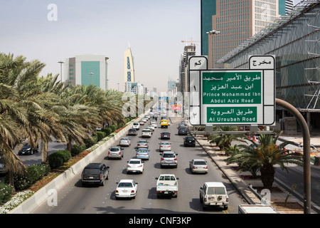 Trafic sur King Fahd Road, Riyadh, Arabie Saoudite Banque D'Images