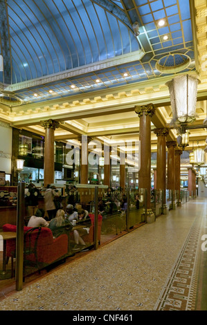 Les Arcades des Champs Elysées, Paris, France Banque D'Images