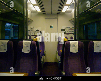 L'intérieur d'une cabine de première classe à bord d'un First Great Western Class 166, montrant le premier groupe sur la moquette et tapis sièges Banque D'Images