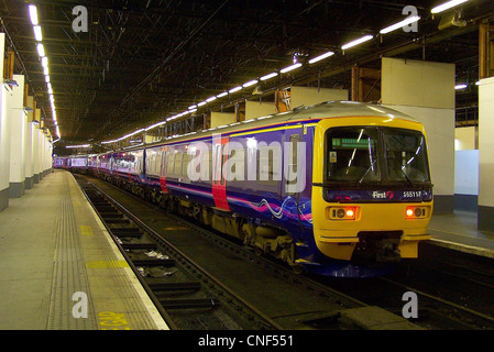 First Great Western lignes ymanic «' liveried Class 165/1 n° 165117 au London Paddington Banque D'Images