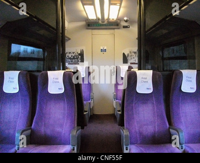 Les sièges de l'intérieur d'une cabine de première classe à bord d'un First Great Western Class 165/1, montrant le premier groupe sur la moquette Banque D'Images