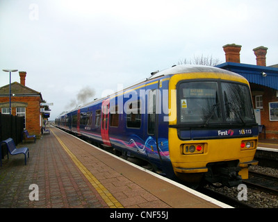 First Great Western 'dynamic' liveried Class 165/1 n° 165113 part Fontenoille, avec un service à destination d'Oxford Banque D'Images