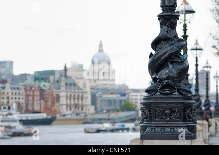 Lampadaire en fonte ouvragée longent les rives de la Tamise, Londres. UK Banque D'Images