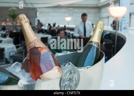 Champagne sur glace au British Museum restaurant. Banque D'Images