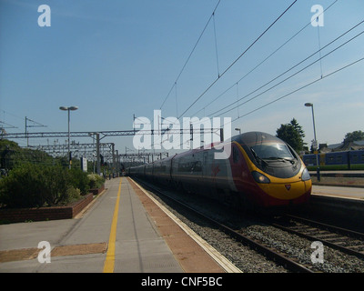 Virgin Trains Pendolino Classe 390 n° 390001 Pioneer 'Virgin' arrivant à Watford Junction. Banque D'Images