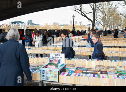 Southbank Centre du marché du livre en vertu de Waterloo Bridge, London, UK Banque D'Images