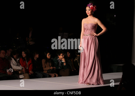 Chinese fashion show piste modèle féminin podium Banque D'Images